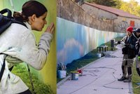 Nevidomá malířka vyzdobila protipovodňovou zeď: Mural je dlouhý 260 metrů