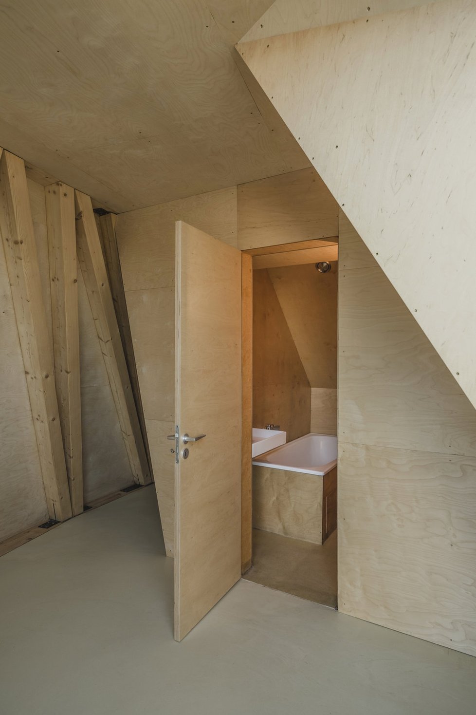Interiér designové budovy v Kyjích přiznává dřevostavbu.