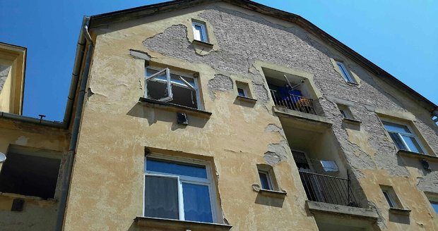 V tomto domě v Břeclavi vybuchl v úterý 19. května plyn. Těžce se přitom zranili dva muži.