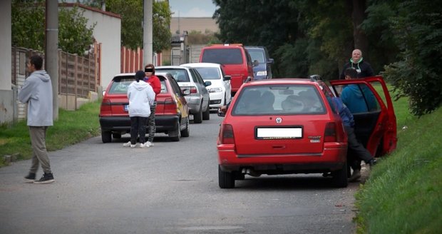 Strach kvůli mrtvole u školky: Lidé z domu, kde zasahovalo komando, se bojí pomsty