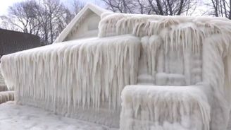 Bizár z New Yorku: Muž našel svůj dům pokrytý ledem, dovnitř se nedostal 