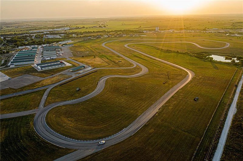 V přízemí garáž a na dvorku okruh? Tenhle dům je sen každého petrolheada