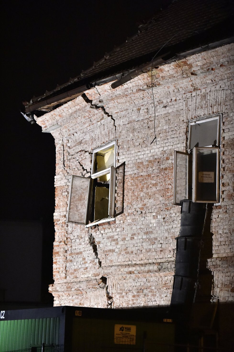 Hasiči strhli část bortícího se domu ve Zlíně: Dům se rozpadá dál