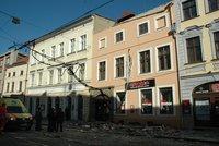 V centru Olomouce se zřítila část domu: Střecha zabila kolemjdoucí ženu