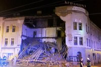 V Plzni se zřítil dům, v troskách našli muže! Deset lidí museli vyvést hasiči