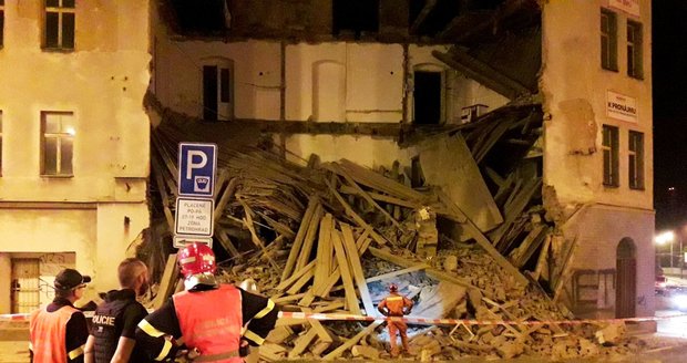 V Plzni se zřítila celá přední část činžáku. Zasypala bezdomovce, vyvázl naštěstí bez zranění. Deset lidí z vedlejšího domu museli vyvést hasiči.