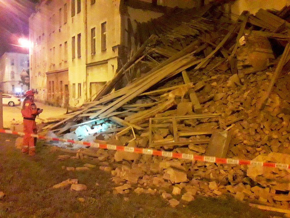V Plzni se zřítila celá přední část činžáku. Zasypala bezdomovce, vyvázl naštěstí bez zranění. Deset lidí z vedlejšího domu museli vyvést hasiči.