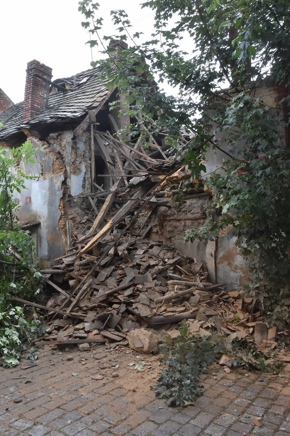 V Plzni na Roudné se zřítila část domu.