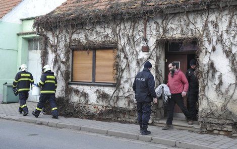 Muže v červené mikině včera policisté z domu odvedli.