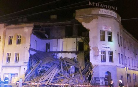Celá přední část činžovního domu spadla v Plzni.