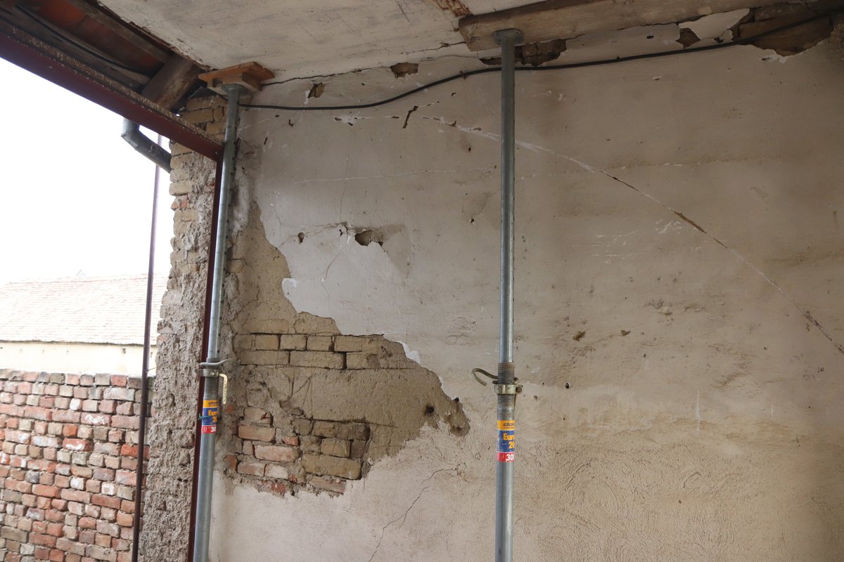Nosná stěna je nyní tak slabá, že podle statického posudku VUT Brno se může společně se stropem kdykoliv zřítit.