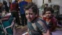Děti, které útok v syrském městě Dúmá přežily. Zabíjet tam měla chemická bomba