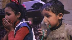 Přeživší děti po útoku v syrském městě Dúmá v péči lékařů