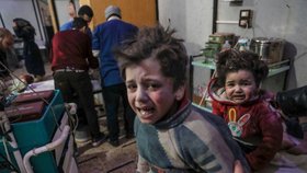 Děti, které útok v syrském městě Dúmá přežily. Zabíjet tam měla chemická bomba.