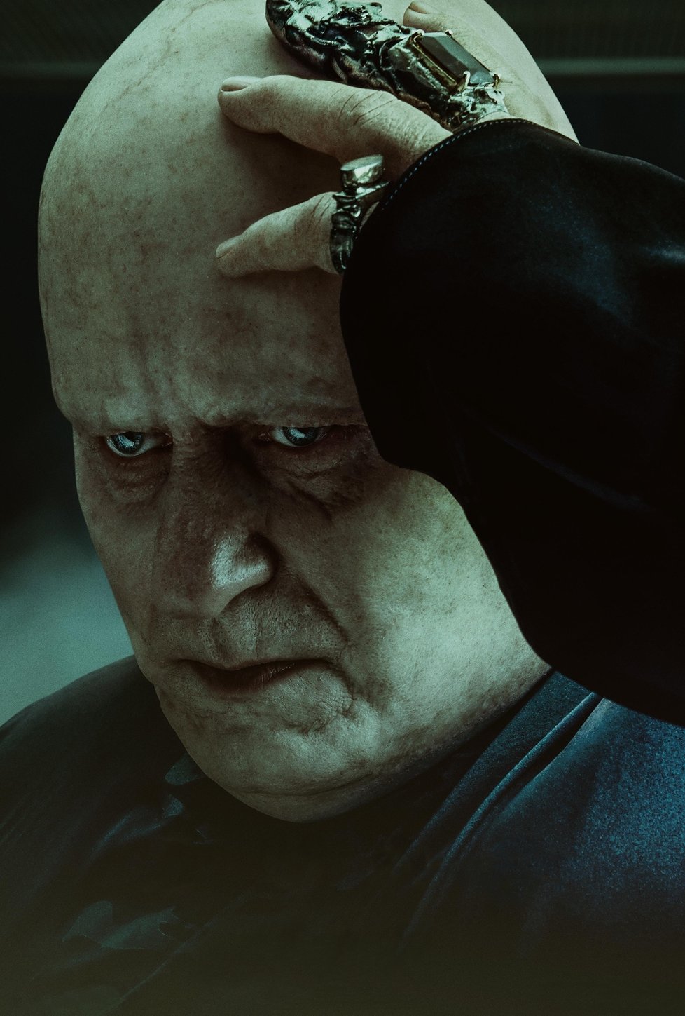 Baron Vladimir Harkonnen (Stellan Skarsgård) je hlavou (siridara) mocného rodu Harkonnenů a hlavní zápornou postavou. Jeho hlavními povahovými rysy jsou lstivost, se kterou jedná s kýmkoliv, koho považuje za sobě rovného. Je narcistický a sadistický, podle jeho slov však nikdy nepůsobí bolest zbytečně, své činy si dokáže ve své mysli obhájit jako nutné. &#34;Nikdy nevěř zrádcům. Ani těm, které si sám vytvoříš.&#34;