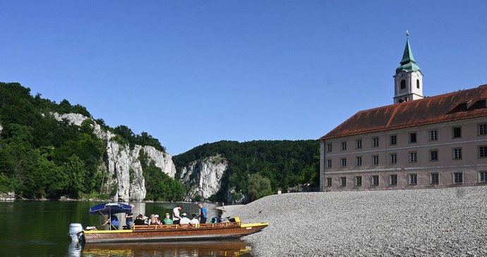 Hladina Dunaje mezi klášterem Weltenburg a Kelheimem