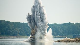 Rumunská armáda se řízenými výbuchy snaží odklonit koryto Dunaje. Rumunská armáda se řízenými výbuchy snaží odklonit koryto Dunaje.