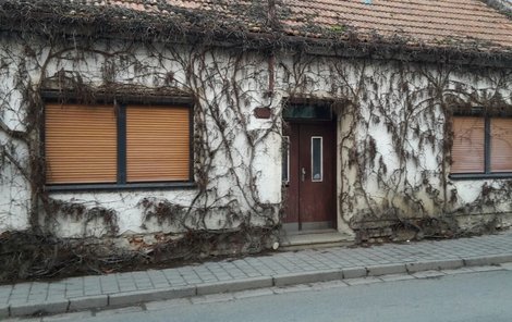 Dům, kde tři zavražděné novorozence policie našla.