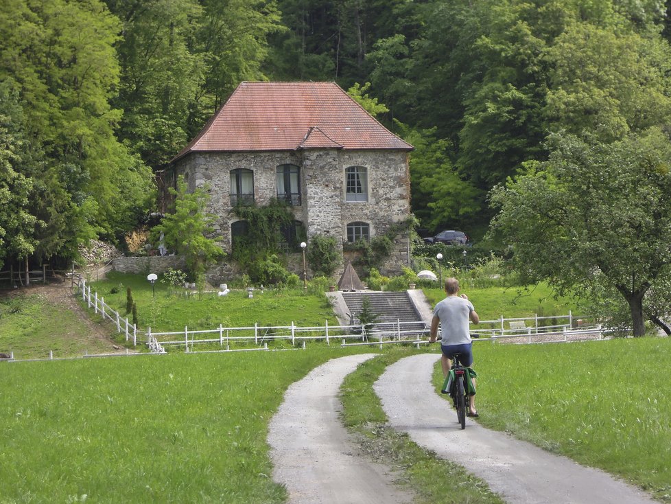 Stezku lemují vesnice a víkendové chalupy