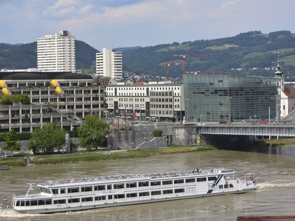 Linec je moderní město. Skleněná budova v levo je sídlo muzea budoucnosti Ars Electronica.