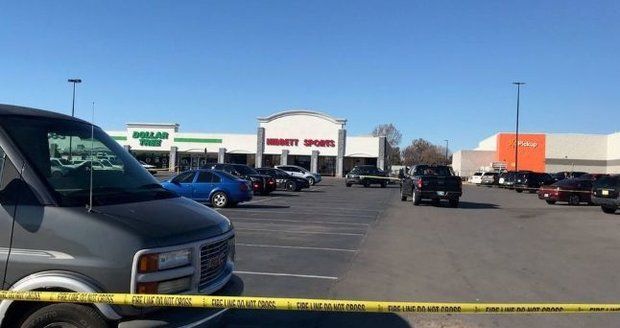 Při útoku v nákupním centru v Oklahomě umírali lidé (18. 11. 2019).