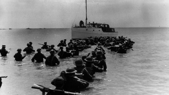 Evakuace britských expedičních sil poblíž francouzského přístavz Dunkerk.