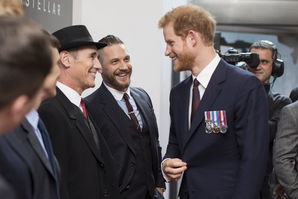 Princ Harry (32) na londýnské premiéře pozdravil nejen hvězdy filmu, ale také veterány z druhé světové války.