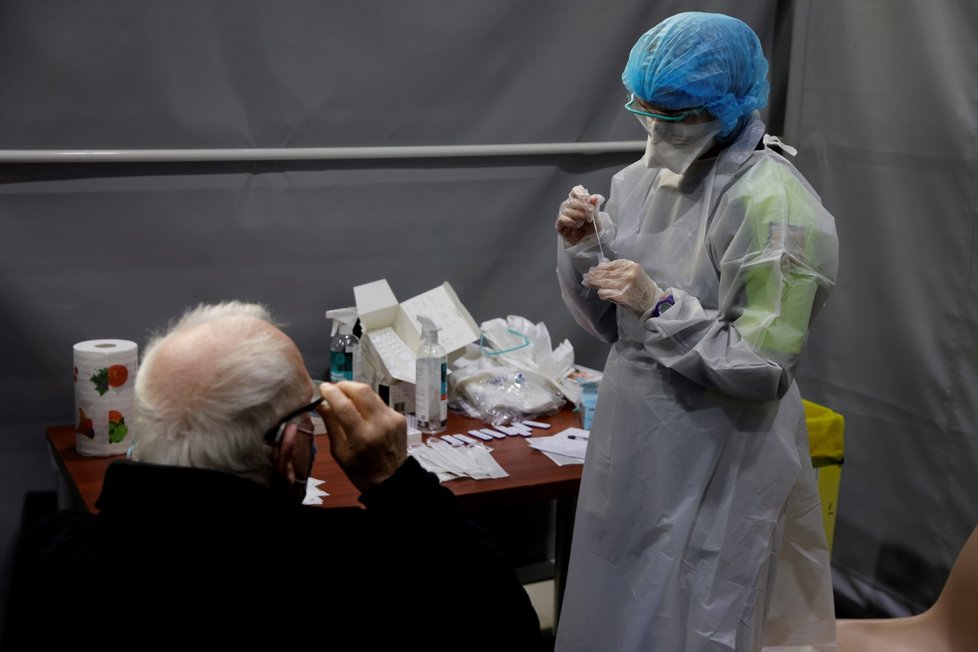 Testování na koronavirus ve městě Dunkerk na severu Francie (24. 2. 2021)