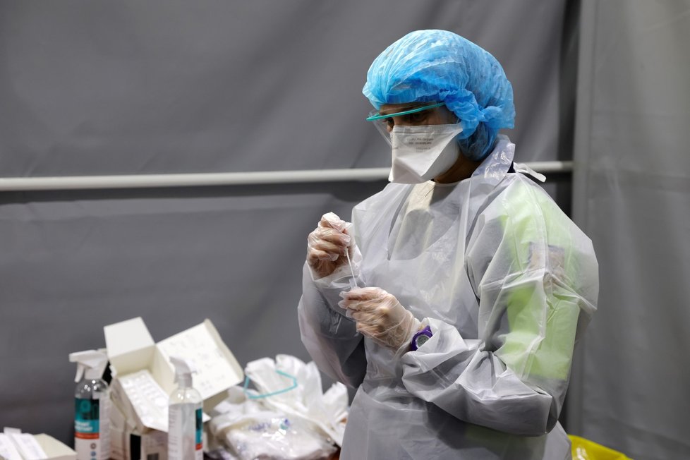 Testování na koronavirus ve městě Dunkerk na severu Francie (24. 2. 2021)