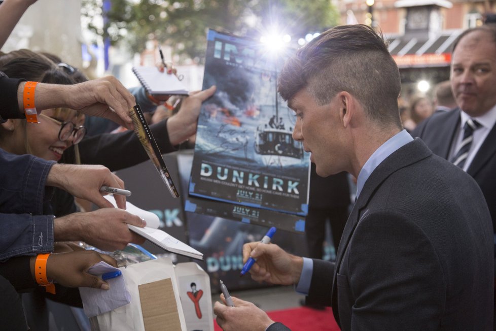 Fanoušci při londýnské premiéře svého oblíbeného herce zahrnuli přízní i žádostmi o podpis.