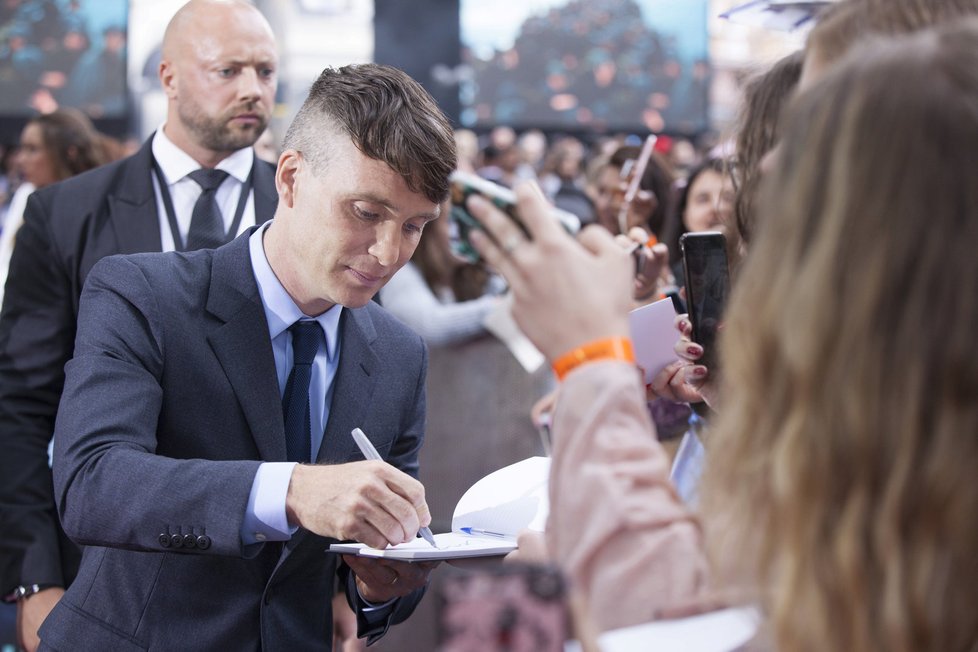 Fanoušci při londýnské premiéře svého oblíbeného herce zahrnuli přízní i žádostmi o podpis.
