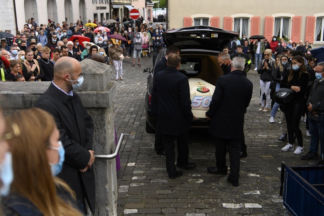 Bílou rakev s ostatky Jasona Dupasquiera nesou na katafalk kostela v Bulle