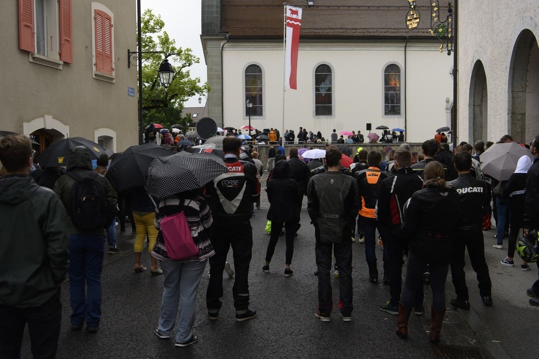 Rodina, přátelé a fanoušci. Tisícovka lidí přišla dát sbohem Jasonovi Dupasquierovi, který v devatenácti letech zemřel po těžké nehodě při kvalifikaci na Velkou cenu Itálie