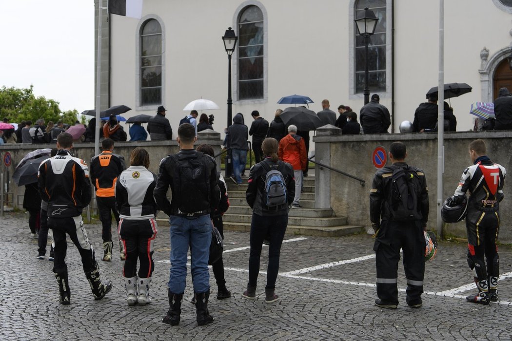 Rodina, přátelé a fanoušci. Tisícovka lidí přišla dát sbohem Jasonovi Dupasquierovi, který v devatenácti letech zemřel po těžké nehodě při kvalifikaci na Velkou cenu Itálie