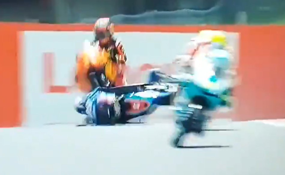 Strach o život Švýcara Jasona Dupasquiera (v modrém), který byl účastníkem těžké nehody v rámci kvalifikace Moto3 v Mugellu