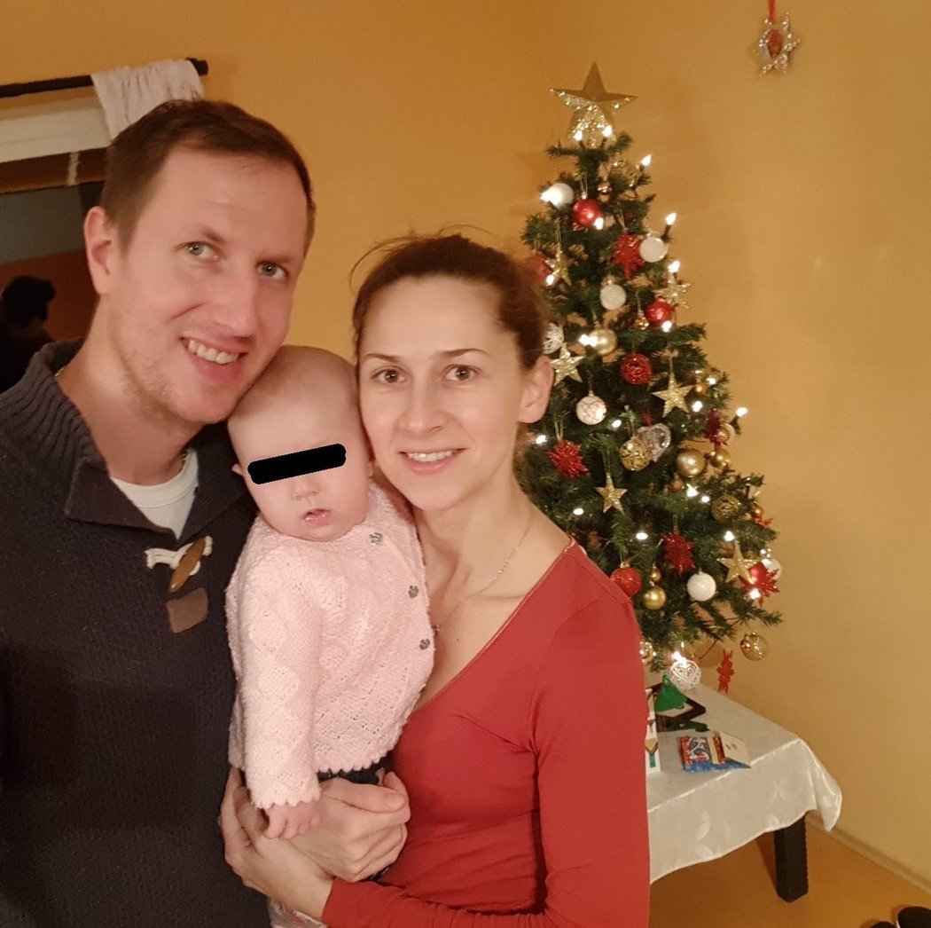 Dcera Miroslava Ďuráka Tamia s tatínkem a maminkou Danielou u vánočního stromečku