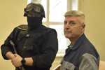 Okresní soud v Karviné rozhodoval 3. dubna o případném propuštění Bohumíra Ďurička (vpravo), který si odpykává trest 12,5 roku za vraždu Václava Kočky mladšího z roku 2008.