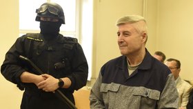 Okresní soud v Karviné rozhodoval 3. dubna o případném propuštění Bohumíra Ďurička (vpravo), který si odpykává trest 12,5 roku za vraždu Václava Kočky mladšího z roku 2008.