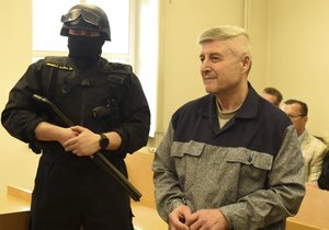 Okresní soud v Karviné rozhodoval 3. dubna o případném propuštění Bohumíra Ďurička (vpravo), který si odpykává trest 12,5 roku za vraždu Václava Kočky mladšího z roku 2008.