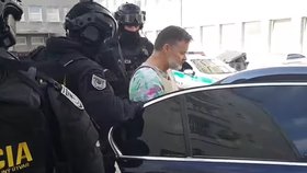 Dušan Dědeček, který na zastávce v Bratislavě zabil pět lidí, přichází k soudu.