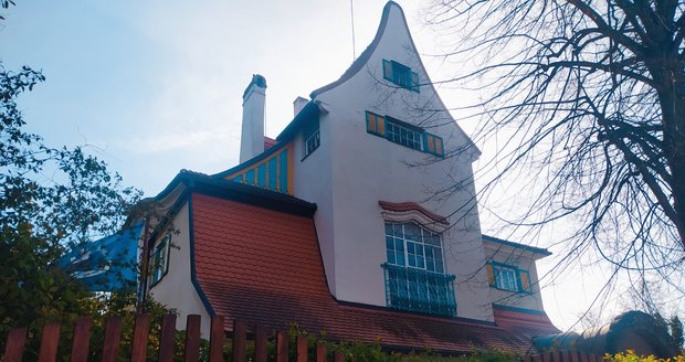Dušan Jurkovič je jedním z nejslavnějších slovenských architektů. Tvořil ale i v Čechách. Nejznámější jsou jeho četné realizace v Luhačovicích. V Praze navrhl vilu jedinou.