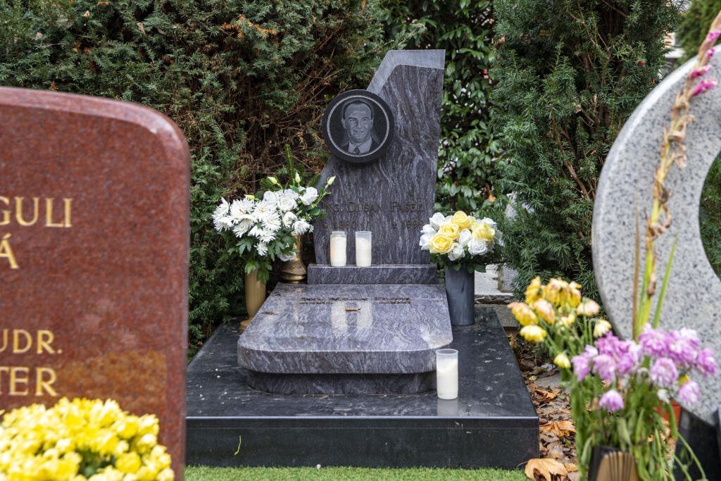 Hrob Dušana Paška staršího, kam byl uložen i jeho syn, který se oběsil v pátek 5. listopadu 2021