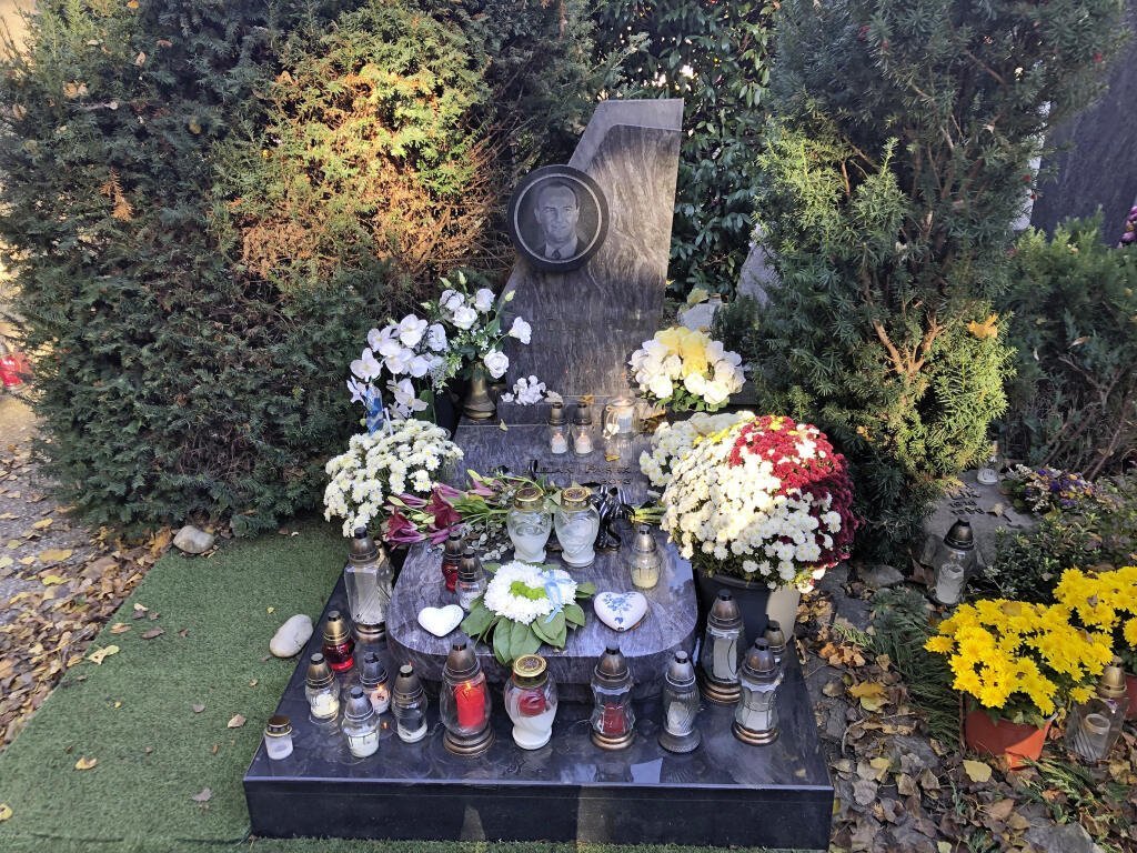 Hrob Dušana Paška staršího, kam byl uložen i jeho syn, který se oběsil v pátek 5. listopadu 2021