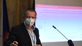 Šéf statistiků Ladislav Dušek na tiskové konferenci k aktuální epidemiologické situaci (15.10.2021)