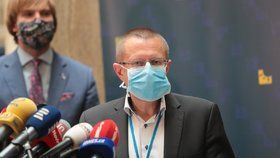 Ředitel ÚZIS Ladislav Dušek na tiskové konferenci o vývoji koronaviru (11.6.2020)