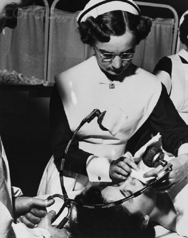 Sestra připravuje pacientku na léčbu elektrošoky.Central State Hospital v Kentucky, 1951