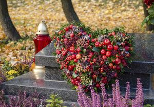Dušičkové věnce na hrob si můžete vyrobit i sami.