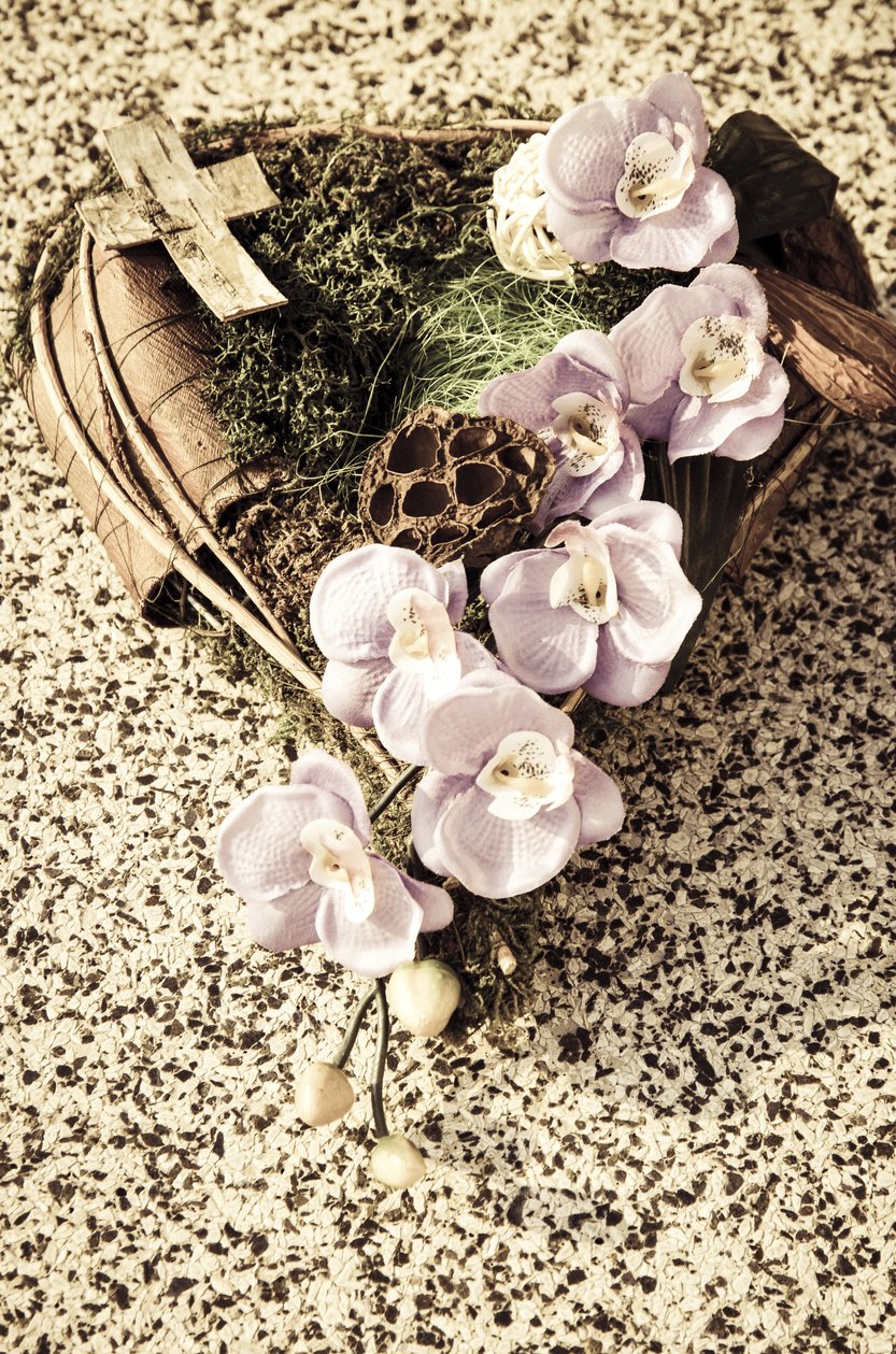 Dekorace ve tvaru srdce s orchidejí.