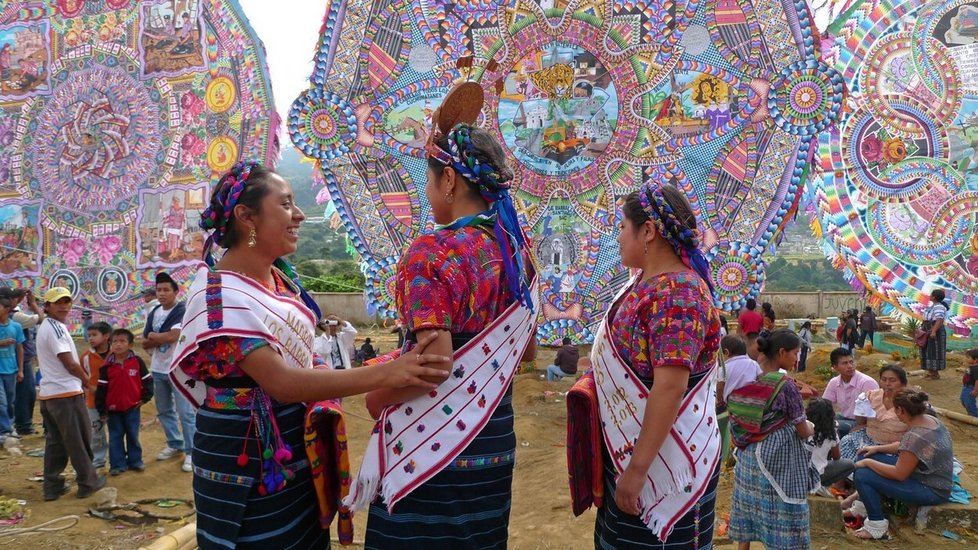 V Guatemale lidé na Dušičky pouští obří barevné draky.