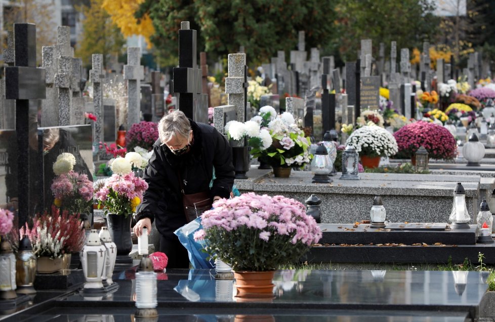 V Polsku zůstanou kvůli covidu během dušičkového víkendu zavřené všechny hřbitovy (30. 10. 2020)